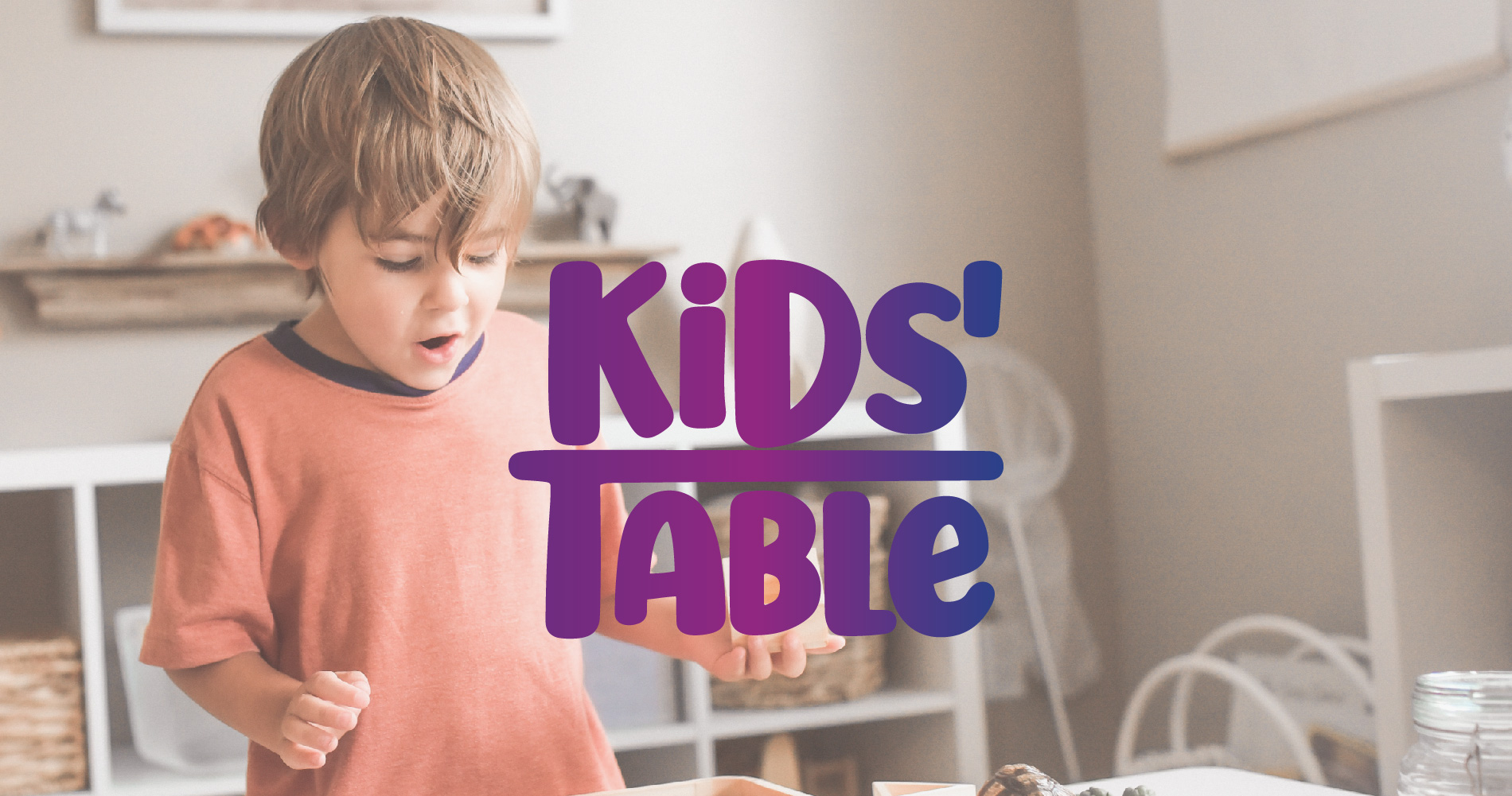 Niño jugando con logotipo Kids'Table